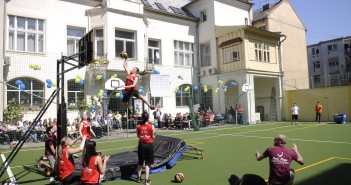 Bajnokok adták át a sportpályát