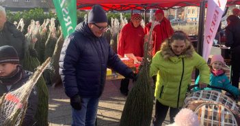 Fenyőfákat és ajándékokat kaptak a rászorulók a Bosnyák téren