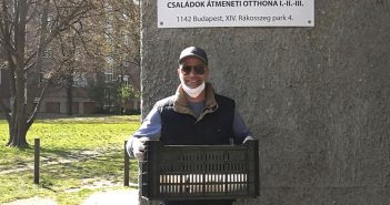 Harsányi Levente önkéntesként besegített a zuglói ételszállításba