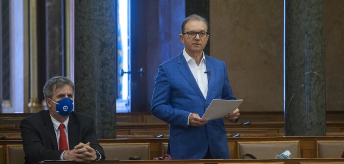 Tóth Csaba parlamenti felszólalás közben