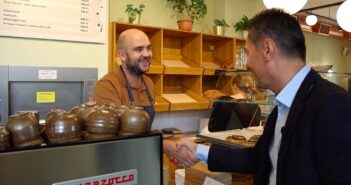 Lezárult a szavazás, a zuglóiak döntöttek, a BreadPit a kerület legjobb péksége BreadPit oklevélátadás fotó