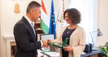 Átvette a Zuglóért Emlékérmet az Uzsoki Kórház főigazgatója Ficzere Andrea díjátvétel
