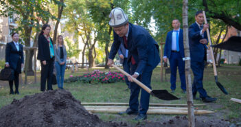 Ruszlan Kazakbajev kirgiz külügyminiszter fát ültet az Ajtmatov parkban - fotó