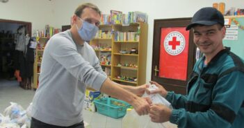 Vöröskereszt segélycsomag átadás