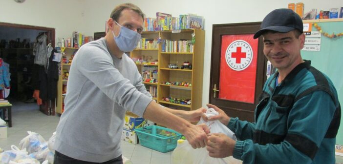 Vöröskereszt segélycsomag átadás