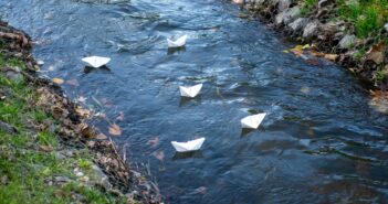 Papírcsónakok úsznak a Rákos-patakban