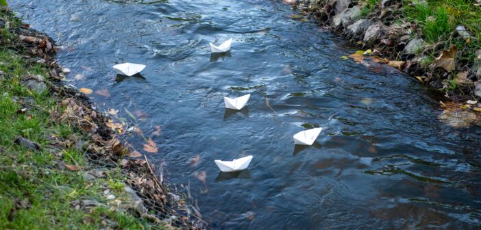Papírcsónakok úsznak a Rákos-patakban