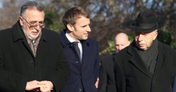 Heisler András, Emanuel Macron és Kardos Péter együtt sétál