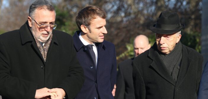 Heisler András, Emanuel Macron és Kardos Péter együtt sétál