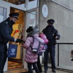 Szaloncukrot osztott a ZKNP illusztráció