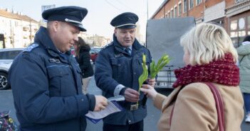 tulipánt osztanak a nőknek a rendőrök