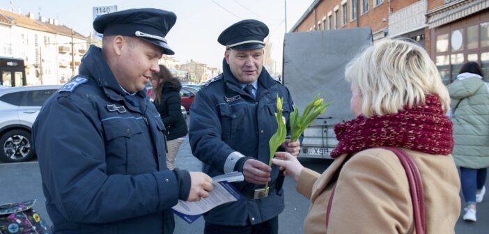 tulipánt osztanak a nőknek a rendőrök
