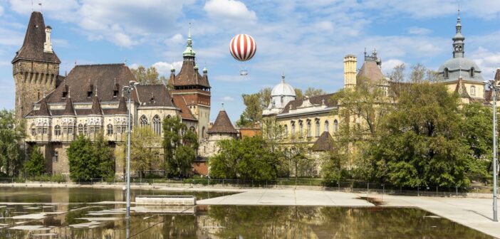 Ballon kilátó a Városliget felől nézve