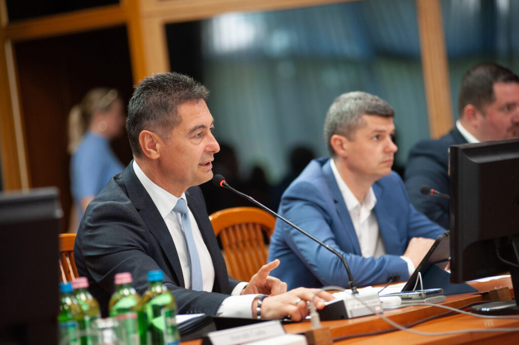 Horváth Csaba polgármester a képviselő-testületi ülésen