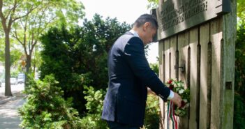 Koszorúzás a Kós Károly emlékműnél Horváth Csaba koszorúz az emléműnél