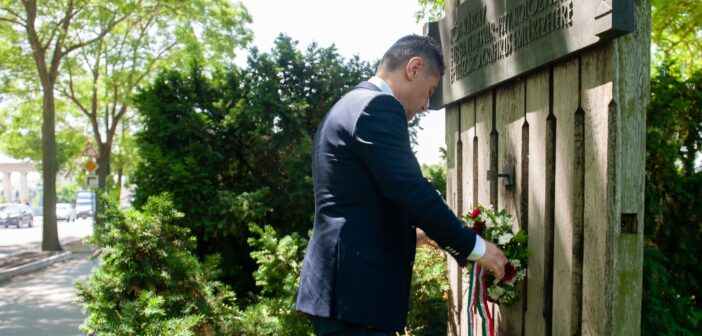 Horváth Csaba koszorúz az emléműnél