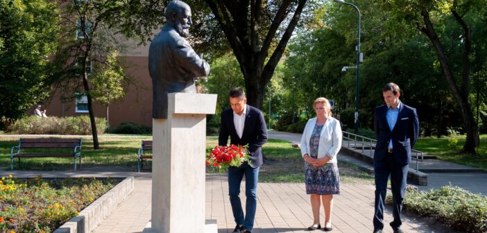 Koszorúzás Zsivora György emlékszobránál