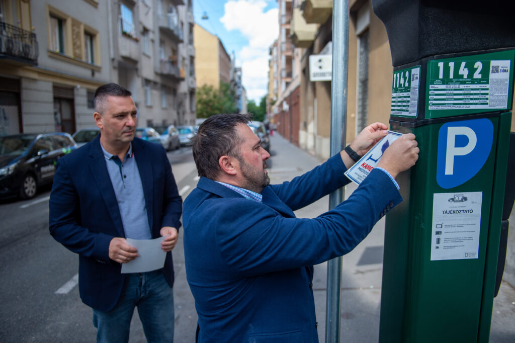 Tájékoztató kiragasztása a térfigyelő kameráról