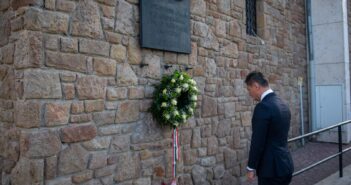 Horváth Csaba fejet hajt az 56-os emlékműnél