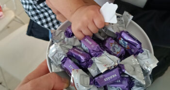 Zuglói gyermekorvosok és rendőrök lepték meg a gyerekeket Mikulás alkalmából