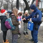 Zuglói gyermekorvosok és rendőrök lepték meg a gyerekeket Mikulás alkalmából