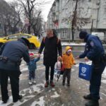 Zuglói gyermekorvosok és rendőrök lepték meg a gyerekeket Mikulás alkalmából